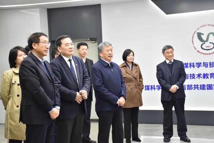 签约仪式前,中国科学技术大学校长包信和,副校长罗喜胜及党政办公室